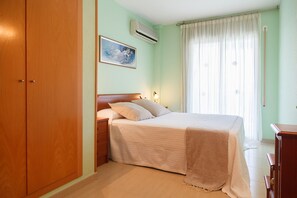 2 slaapkamers, een strijkplank/strijkijzer, beddengoed