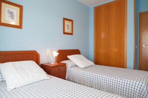 2 chambres, fer et planche à repasser, draps fournis