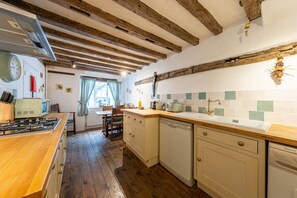 Comfort Cottage | Private kitchen | Highchair - Oak House (Rye)