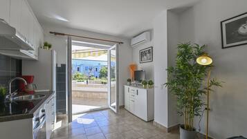 Refrigerador, horno, placa de cocina, cafetera/tetera