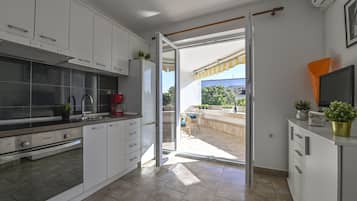 Apartamento | Cocina privada | Frigorífico, horno, placa de cocina y cafetera o tetera
