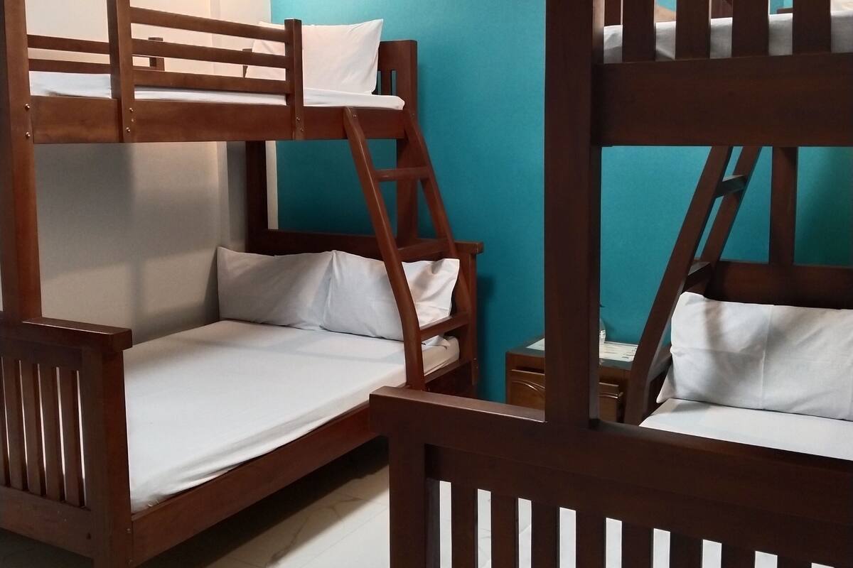 Ein Zimmer mit Etagenbetten und einem kleinen Nachttisch.