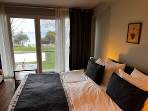 Een bureau, een laptopwerkplek