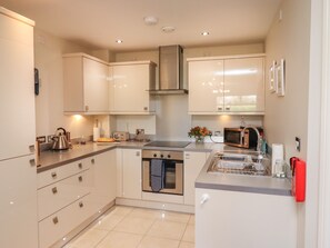 Cottage | Cucina privata | Frigorifero, lavastoviglie, bollitore elettrico, tostapane