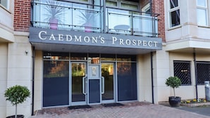 Gebäude Caedmon's Prospect mit Glastür, kleinem Balkon und Blumentöpfen.