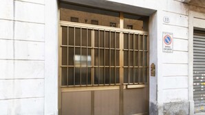A building entrance with a barred door, a no parking sign, and a garage door. - Cozy and functional apartment perfect to accommodate 4 people and located in the heart of the Lingotto area, ideal for work, tourism and study. We are just a few minutes far from the hospital area (Molinette, San Lazzaro Dermatological Hospital, Regina M (Torino)