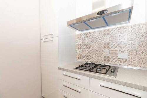 GuestHost - NEW! Roomy & Bright Apt x 4 LINGUA / MOLINETTE