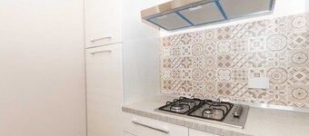 GuestHost - NEW! Roomy & Bright Apt x 4 LINGUA / MOLINETTE