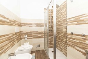 Dusj, hårføner og bidé