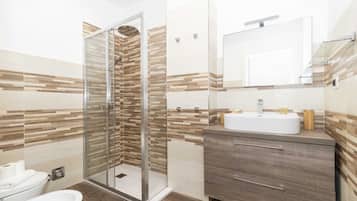 Dusche, Haartrockner, Bidet