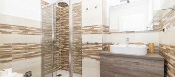 GuestHost - NEW! Roomy & Bright Apt x 4 LINGUA / MOLINETTE