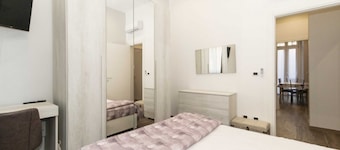 Cozy and functional apartment perfect to accommodate 4 people and located in the heart of the Lingotto area, ideal for work, tourism and study. We are just a few minutes far from the hospital area (Molinette, San Lazzaro Dermatological Hospital, Regina M