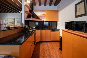 Frigorifero, microonde, forno, piano cottura