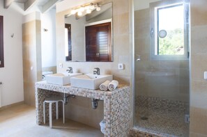 Duschwanne, Bidet, Handtücher