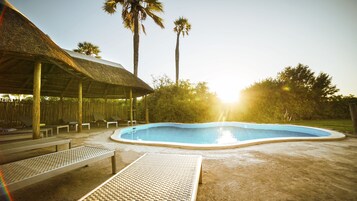 2 piscinas externas, espreguiçadeiras