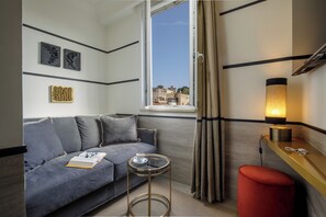 Junior Suite | Living area | 32-inch flat-screen TV with satellite channels, TV - Relais Luxury Corso (Rome)
