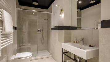 Superior-Doppelzimmer | Badezimmer | Dusche, kostenlose Toilettenartikel, Haartrockner, Handtücher