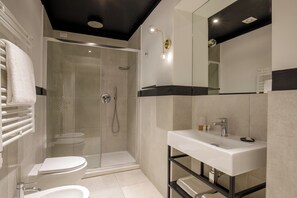 Superior Double Room | Bathroom | Shower, free toiletries, hair dryer, towels - Relais Luxury Corso (Rome)