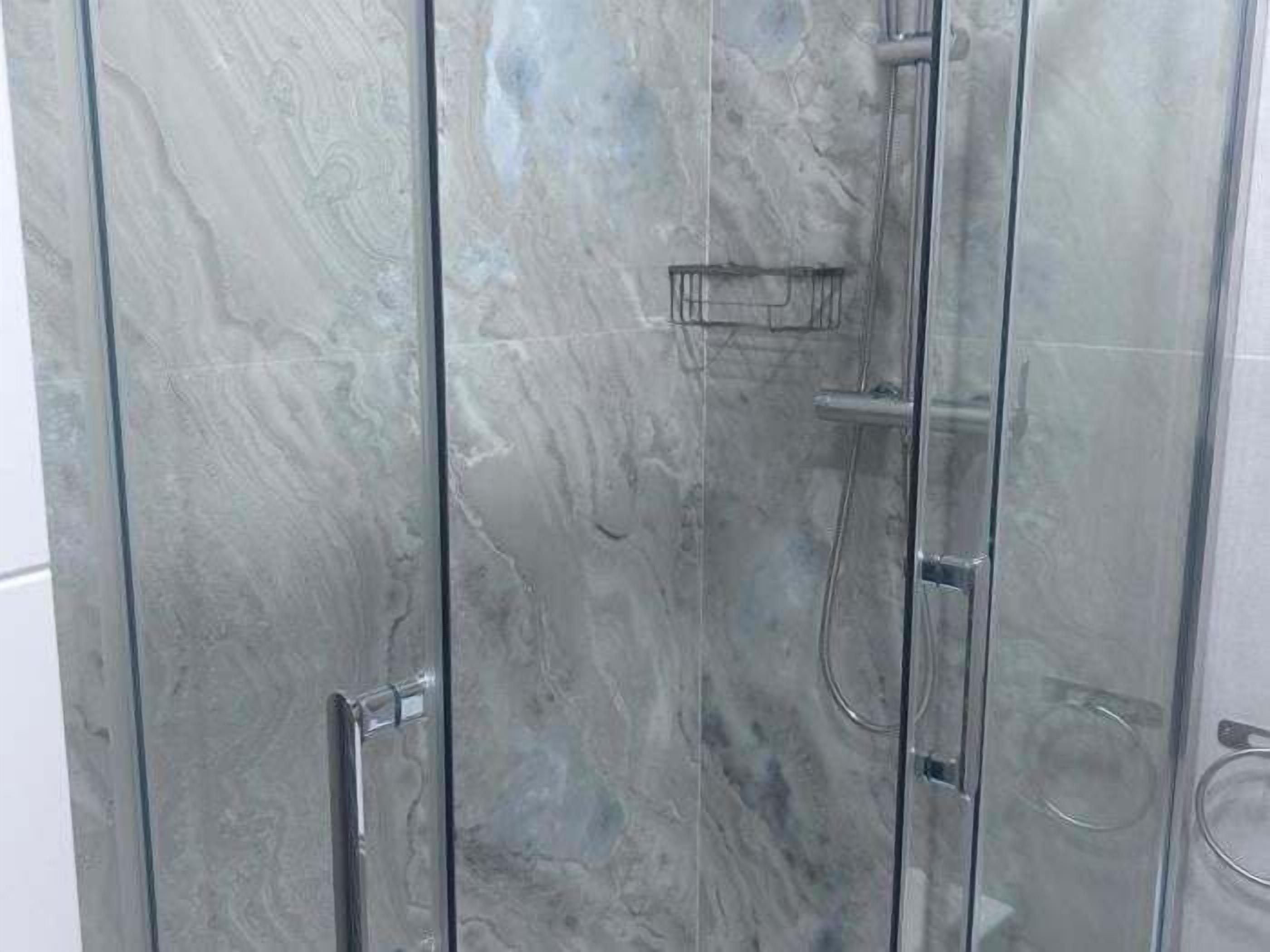 Badewanne, Haartrockner, Handtücher