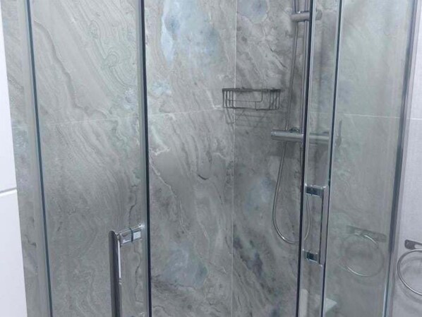 Tina, secadora de cabello, toallas 