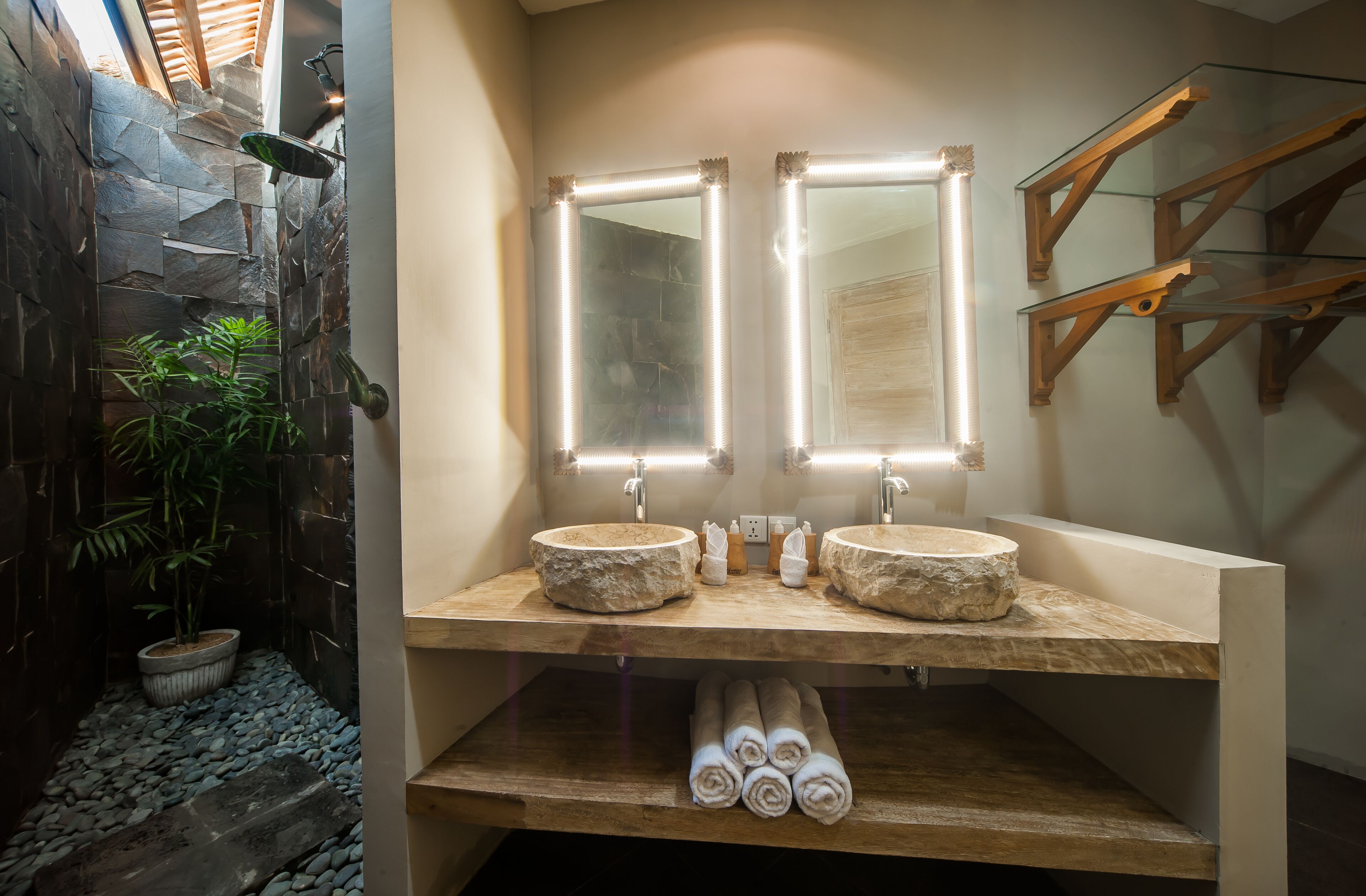 Luxury Villa, 3 Bedrooms | Bathroom | Towels, soap, shampoo