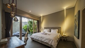 Une chambre avec un grand lit, une table à manger et une chaise.