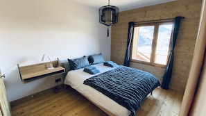 5 chambres, bureau, fer et planche à repasser, lit de bébé portatif