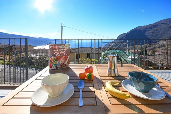 Outdoor dining - Conte, with big balcony and lake view (Tignale)