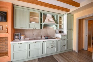 Réfrigérateur, micro-ondes, plaque de cuisson, lave-vaisselle
