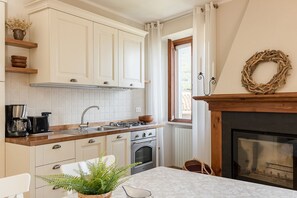 Fridge, microwave, oven, dishwasher - Corte Trepée, in the old town of Piovere (Tignale)