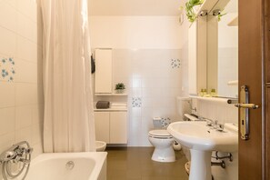 Tina, secadora de cabello, toallas