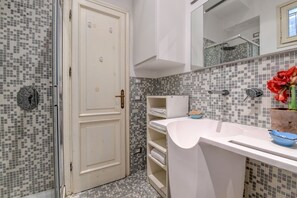 Douche, sĂšche-cheveux, serviettes fournies