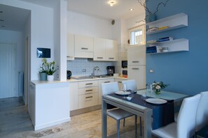Kylskåp, mikrovågsugn, spishäll och kaffe- och tebryggare