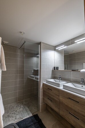 Shower, hair dryer, towels, soap - "Loft Alpin" dans la Résidence l'Orée des Pistes (Oz)
