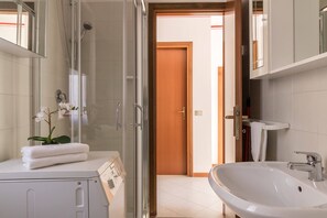 Douche, sèche-cheveux, serviettes fournies