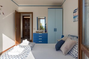 2 bedrooms, free WiFi, bed sheets - Appartamento Panorama wit lake view balcony (Tignale)