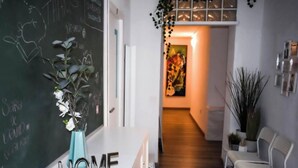 Um lobby de hotel moderno com uma recepção identificada como 