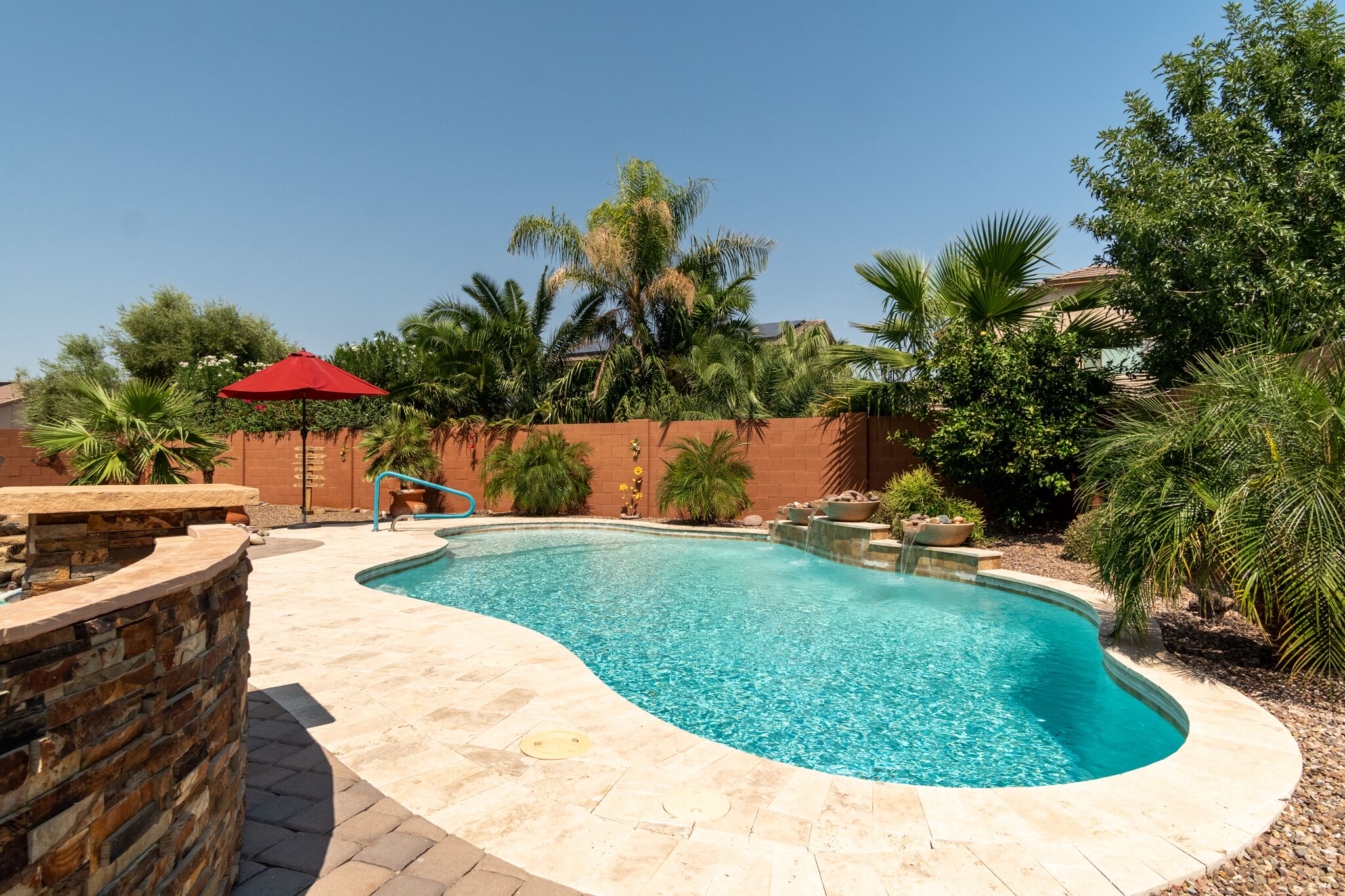 Alberca al aire libre y alberca climatizada