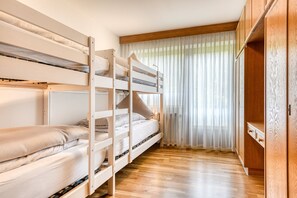 Vila | 5 quartos, escrivaninha, Wi-Fi de cortesia, roupa de cama