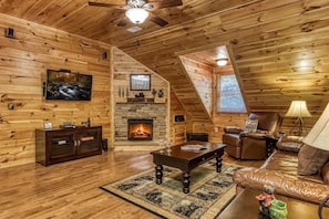 TV, fireplace - Papa Bear, Hot Tub, WIFI,  $560 FREE tickets each paid day!!! (Sevierville)
