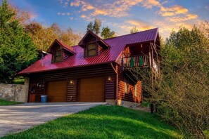 Exterior - Papa Bear, Hot Tub, WIFI,  $560 FREE tickets each paid day!!! (Sevierville)