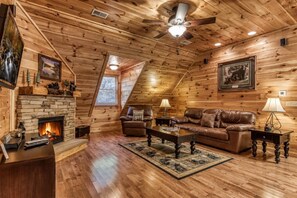 TV, fireplace - Papa Bear, Hot Tub, WIFI,  $560 FREE tickets each paid day!!! (Sevierville)
