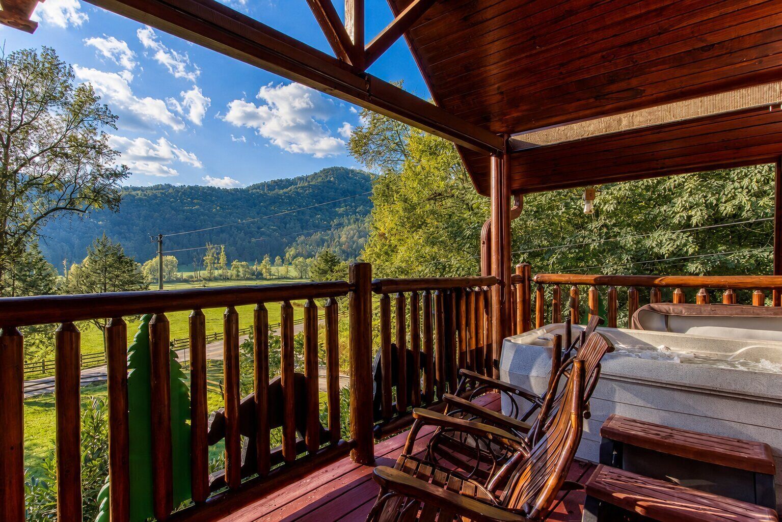 En träveranda med utsikt över grönskande kullar och en klar himmel.