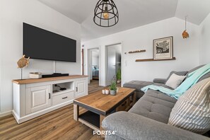 Fernseher, Kamin, Videothek