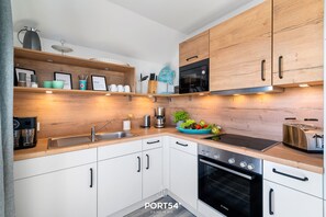 Frigorífico, microondas, horno y placa de cocina