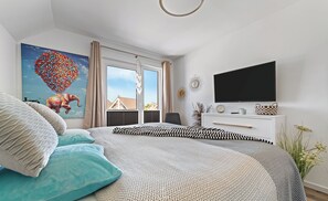 2 bedrooms, travel crib, free WiFi
