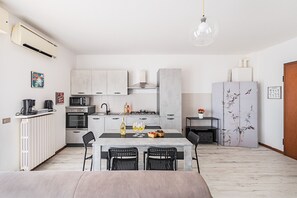 Fridge, microwave, oven, dishwasher