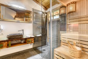 Douche, chaussons, serviettes fournies, papier toilette