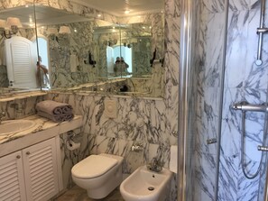 Douche, baignoire à jets, bidet