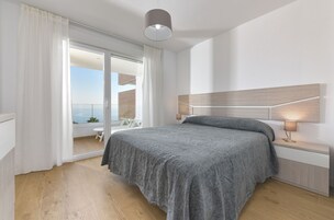 Apartamento de lujo, 2 habitaciones, terraza, vistas al mar | 2 dormitorios, tabla de planchar con plancha, wifi gratis y ropa de cama